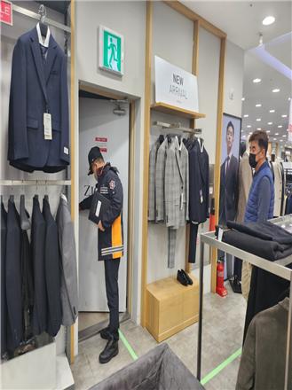 다중이용시설 비상구 단속  /사진제공=울산시