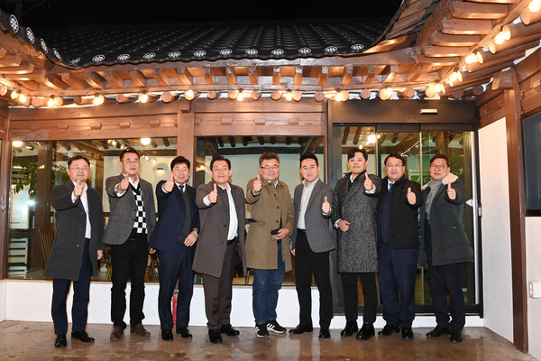 이재준 수원시장과 막걸리 간담회에 참석한 기업인 /사진제공=수원시