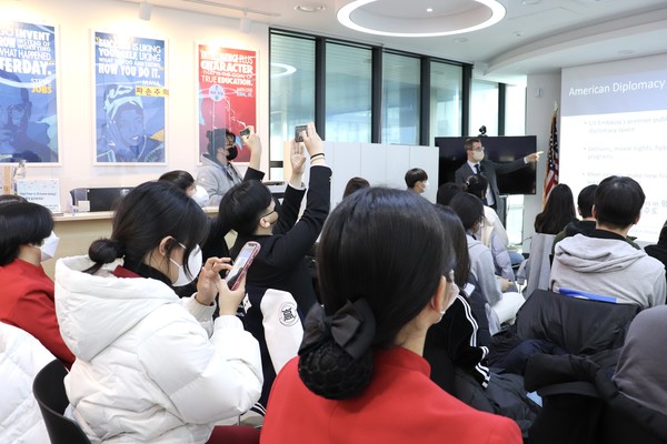 평택 아메리칸 코너, 주한미국대사관 공공외교관 초청 강연  /사진제공=평택시 