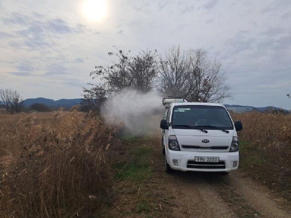 갈대습지공원에서 조류인플루엔자 확산 방지 방역중인 모습  /사진제공=안산시