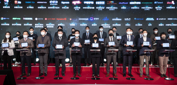 한화진 환경부 장관이 13일 오후 서울 동작구 서울여성플라자에서 열린 ‘2022년 탄소중립 생활실천 국민대회’에 참석해 탄소중립실천포인트제 참여기업과 업무협약을 체결하고 기념촬영을 하고 있다. /사진제공=환경부