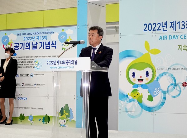 유제철 환경부 차관은 연평균 18㎍/㎥인 미세먼지 농도를 2027년도까지 13㎍/㎥로 낮춰서 선진국 수준에 들어가자는 것이 환경부의 목표라고 밝혔다. /사진=김인성 기자