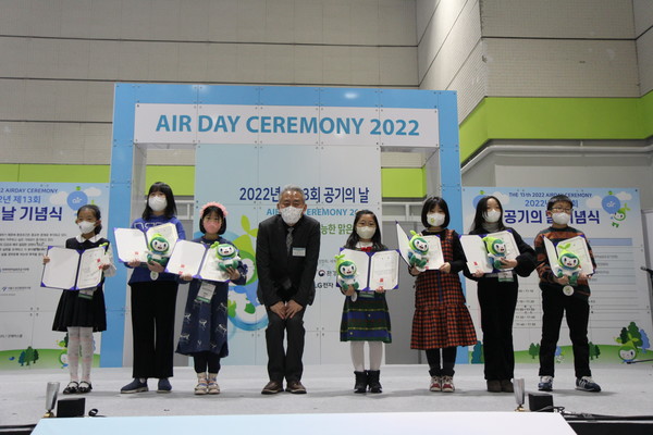 공기의 날 전국 어린이 그림그리기 공모전 장려상 수상자들. 시상식에는 환경일보 김익수 대표가 상을 수여했다. /사진=박준영 기자