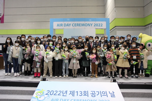 이날 행사는 모인 수상자들과 내빈, 관계자들이 기념 촬영을 하며 마무리됐다. /사진=박준영 기자