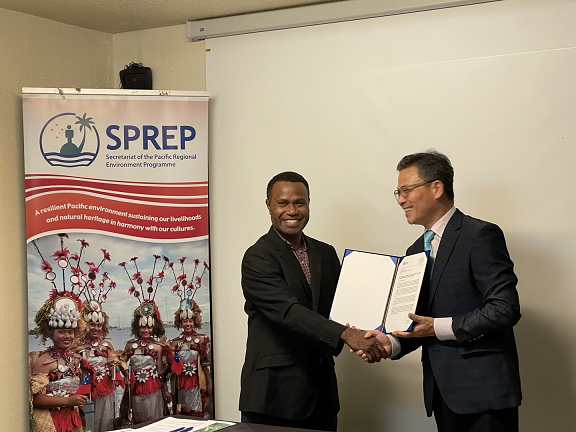 APEC기후센터 신도식 원장(사진 오른쪽)이 몬틴 로모네(Montin Romone) 바누아투 기상청장(사진 왼쪽)에게 국내연수 공식초정 서한을 전달하는 모습. /사진제공=APEC기후센터