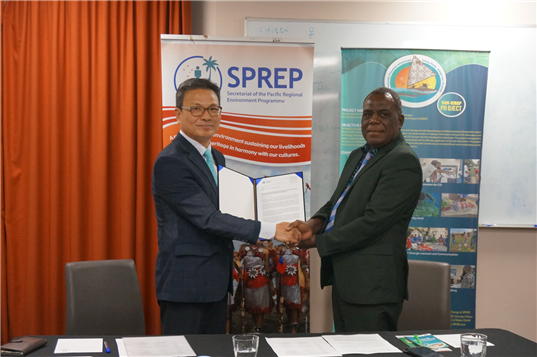 PEC기후센터 신도식 원장(사진 왼쪽)이 바누아투 농축산·어업·생물부(MALFFB) 나코우 라나톰 나투만(Nakou Lanatom Natuman) 장관(사진 오른쪽)에게 국내연수 공식초청 서한을 전달하는 모습/