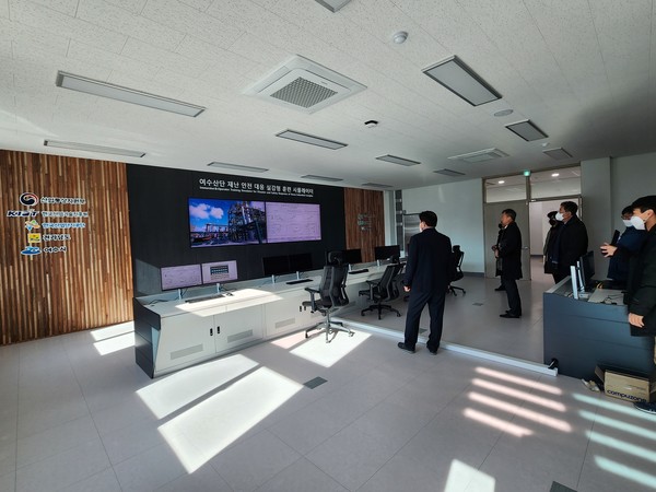 공장의 현장 작업자 및 안전관리자 교육훈련을 목적으로 만든 공정안전훈련센터내 ITS((Immersive Training Simulator)·OTS(Operator Training Simulator) 교육실. ITS·OTS 시뮬레이터로 공장을 3차원의 가상의 공간으로 구현해 석유화학 증류공정 현장 교육과 공장의 운전 현황 및 운전제어 등 운전교육훈련을 실시할 수 있다. /사진=박선영 기자