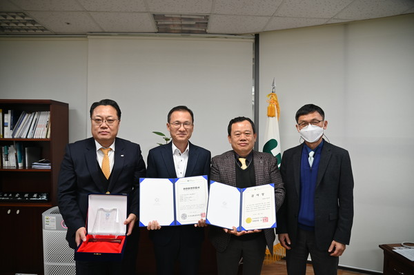 화성도시공사는 21일 도로교통공단으로부터 ‘공영버스 안전운전인증’을 취득하였다 /사진제공=화성도시공사 