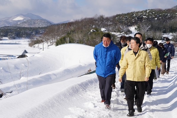 남성현 산림청장(오른쪽)이 폭설이 내린 전북 순창군 구림면 성곡리 사과대추 비가림시설 재배 임가를 찾아 최영일 순창군수 등 관계자들과 피해 상황을 점검하고 있다. /사진제공=산림청