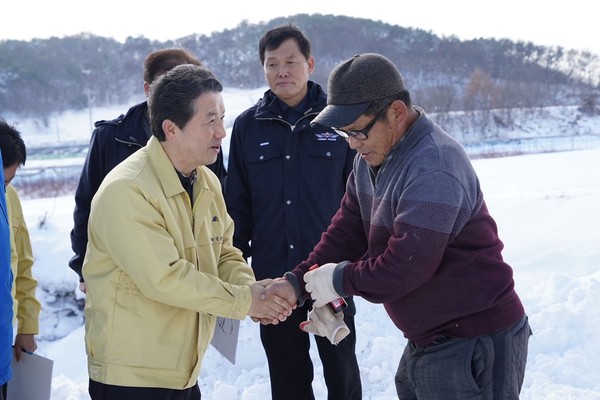 남 청장(왼쪽)이 표고자목 재배 피해 상황 점검 뒤 임업인을 위로하고 있다. /사진제공=산림청