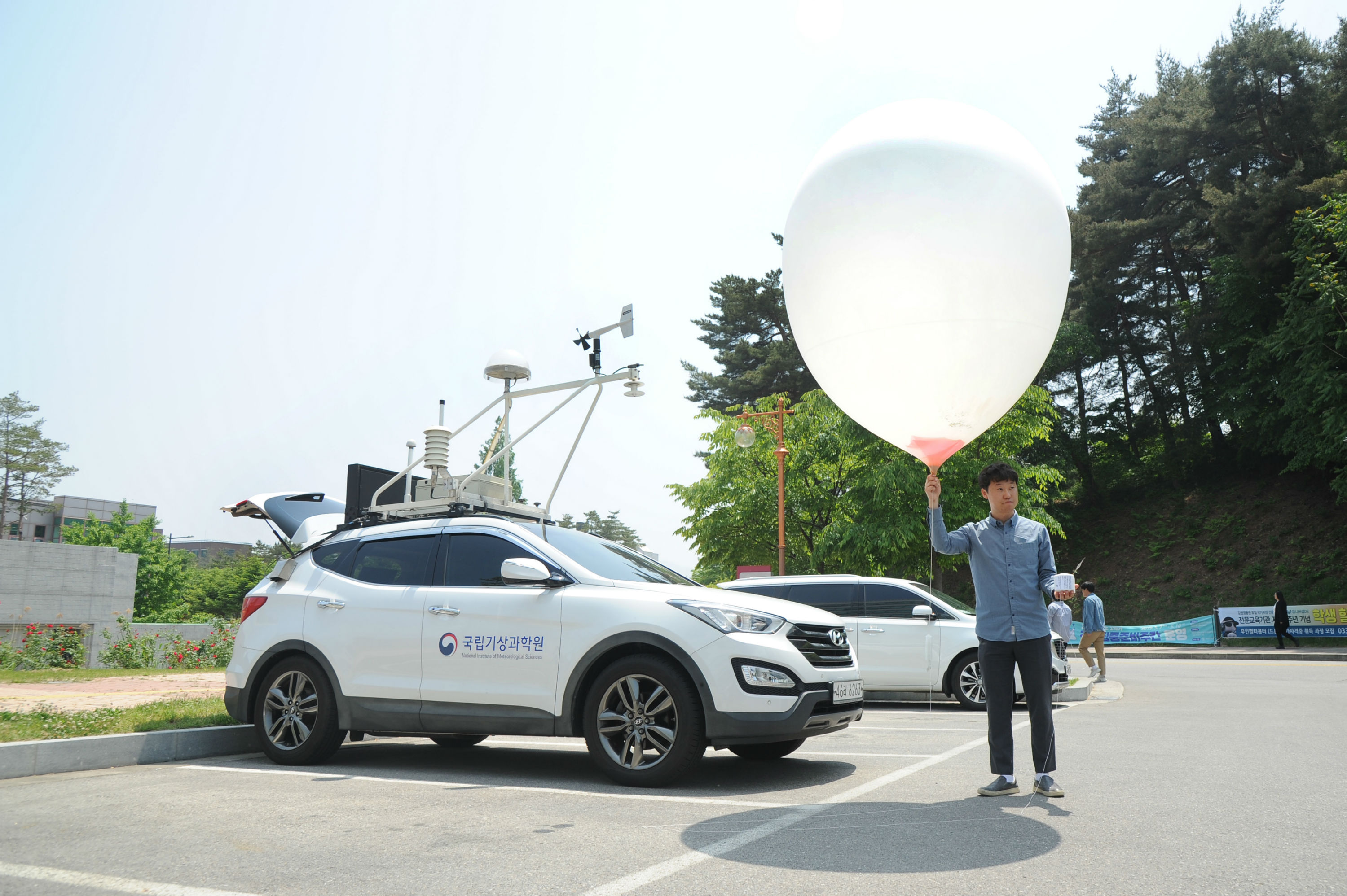 모바일 기상관측차량에서 라디오존데를 띄우고 있다.