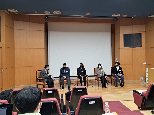 26일 서강대학교에서 열린 '기후에너지 저널리즘 토크콘서트'에서 기자들이 질문에 답하고 있다. /사진=최용구 기자  