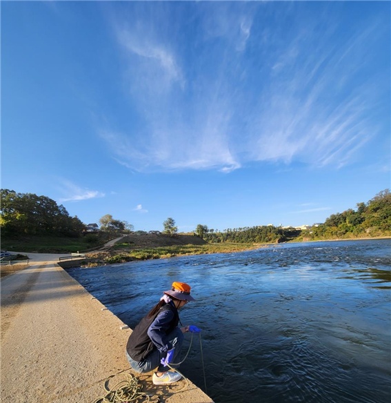 한탄강수계(세월교) 시료 채수 현장 /사진제공=경기도보건환경연구원