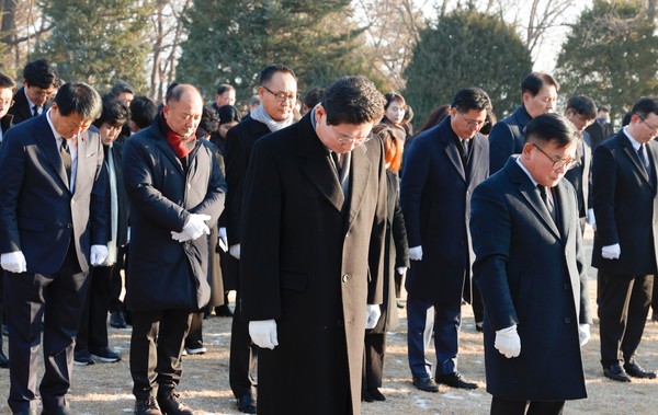 용인중앙공원 현충탑에 헌화 참배 /사진제공=용인시
