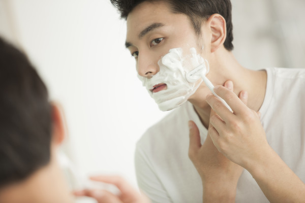 6~9회 정도 사용 후 버려지는 일회용 면도기의 두꺼운 플라스틱은 대부분 재활용되지 않고 매립된다.