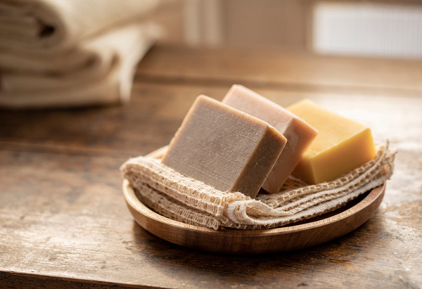 아무리 리필해서 쓸 수 있다고 해도 액상 비누와 샴푸는 환경에 좋지 않은 영향을 준다.