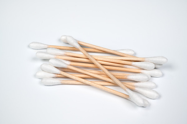 영국에서 매년 18억개가 사용되는 면봉은 바다의 골칫거리가 되고 있어, 많은 나라에서 사용을 금지시키고 있다.