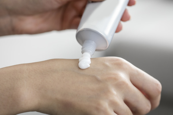 스킨케어 재품는 재활용이 어려운 수많은 튜브, 통, 병들을 배출하기 때문에 환경 오염의 원인이 된다.