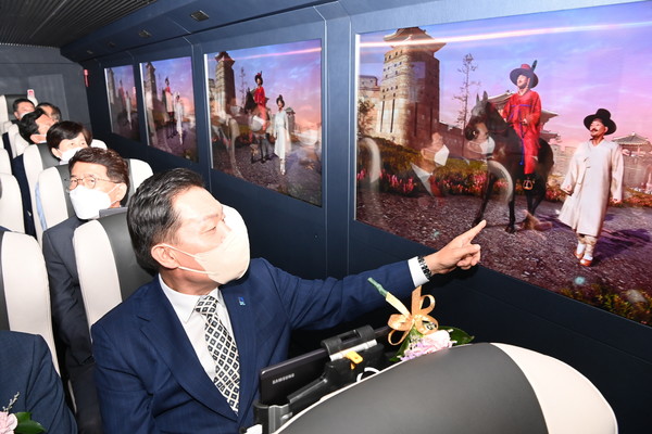 스마트관광도시 선포식에서 XR버스 체험 /사진제공=수원시