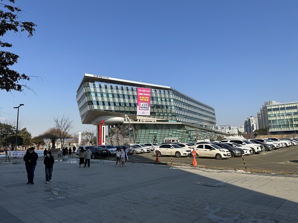 세종특별자치시청 전경. 이 넒은 시청 어딘가에 일회용 컵 반환수집소가 있지만, 어디에도 안내가 돼 있지 않다. /사진=박준영 기자