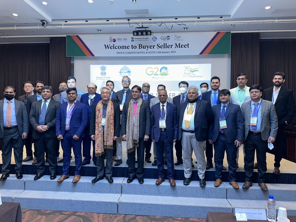 이번 ‘2023 인도 셀러-한국 바이어 B2B 상담회’에 참여한 인도 셀러와 한국 바이어가 기념촬영을 하고 있다. /사진=박준영 기자