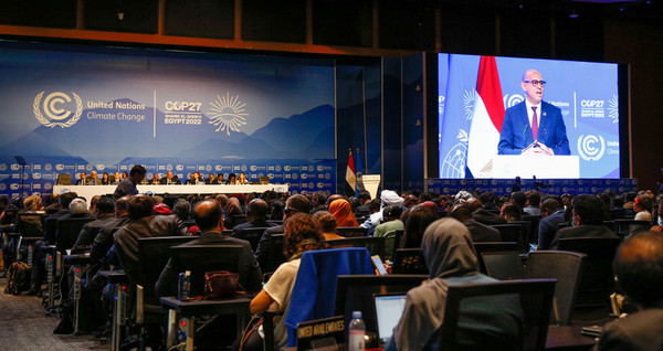 작년 11월에 개최된 COP27에서 각국 대표단들이 의견을 나누고 있다. /사진출처=UN Climate Change
