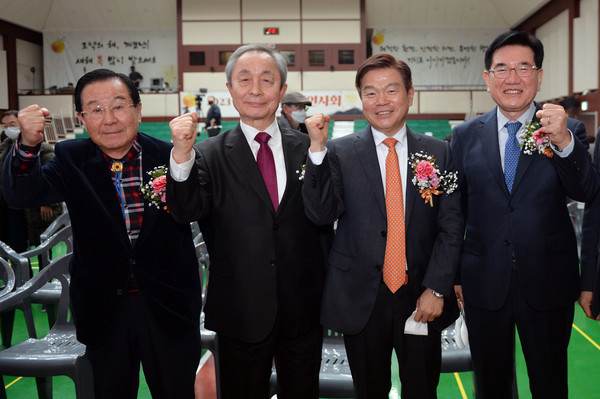 동대문구 신년인사회에 참석한 역대 민선 동대문구청장. 민선1 박훈, 민선3기 4기 홍사립, 민선8기 이필형, 민선2·5·6·7기 유덕열(왼쪽부터) /사진제공=동대문구