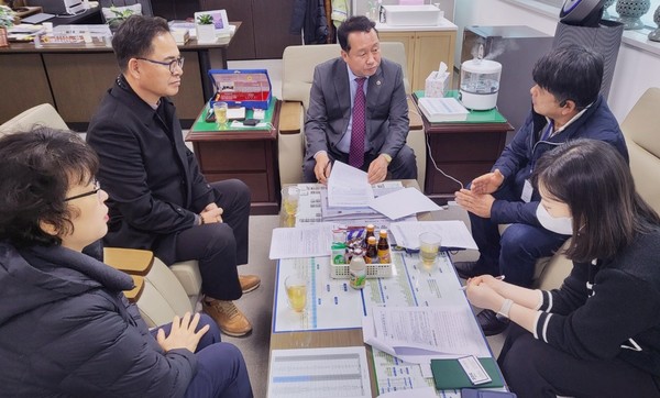 안계일 의원, 의용소방연합회 건의사항 청취 /사진제공=경기도의회