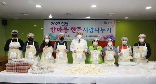 자원봉사자들과 기념촬영하는 박준희 관악구청장./사진제공=관악구