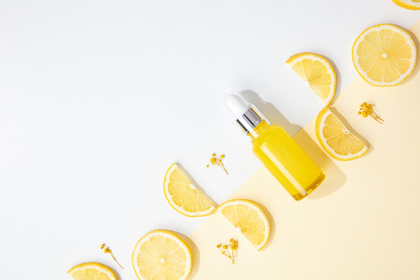 레몬은 잡냄새 제거와 광택제, 그리고 피부 미백 등의 효과가 있는 유용한 천연 재료다.