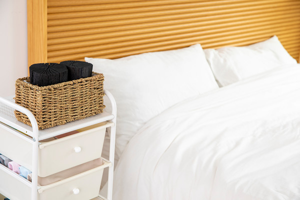 숯은 이전부터 천연 제습제로 사용돼 올 만큼 효율적이고 건강에 좋은 제습 재료로 알려져 있다.