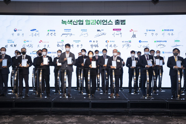 한화진 환경부장관이 19일 오전 서울 영등포구 소재 콘래드 호텔에서 개최된 ‘녹색산업 얼라이언스 출범식’에 참석해 28개 건설사 및 엔지니어링사, 수출금융기관과 ‘녹색산업 활성화를 위한 민간·정부 협력 협약서’에 서명하고 기념촬영을 하고 있다. /사진=환경부