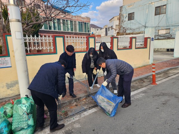 해남군, 설 명절을 앞두고 해남군 공무원들이 골목골목 줍깅을 실시하고 있다 /사진제공=해남군