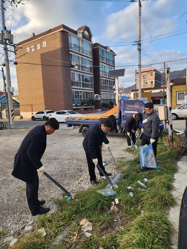 해남군, 골목골목 쓰레기 줍깅을 실시 /사진제공=해남군