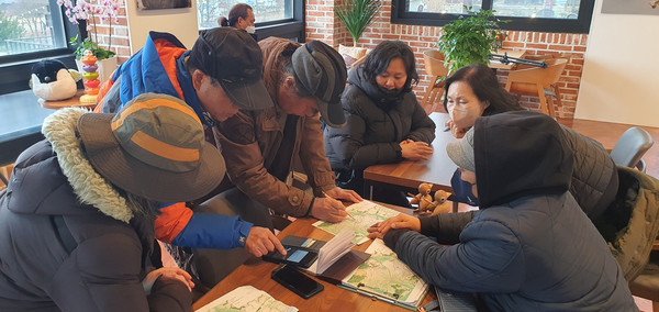 모니터링에 참여한 시민들이 조사 결과를 취합하고 있다. /사진제공=가톨릭환경연대