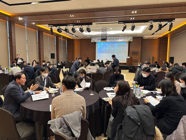 지난 19일 대전 유성구 ICC 호텔에서 열린 ‘개발도상국에 대한 공적개발원조(ODA) 참여 기업설명회’에 참여한 해외 산림협력 센터장들이 기업 관계자들과 상담을 하고 있다. /사진=박준영 기자