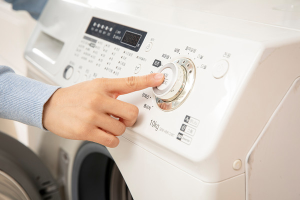 집안의 많은 기기들을 최소한도로 효율적이게 사용하면 경제적 및 친환경 등 다방면에 긍정적인 영향을 주게 된다.