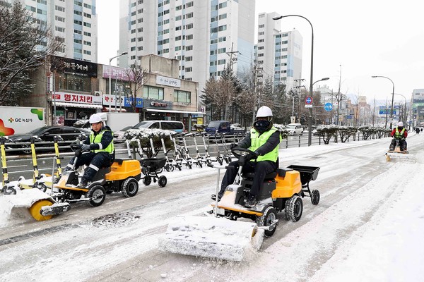 보행로 제설 장비 투입 /사진제공=용인시
