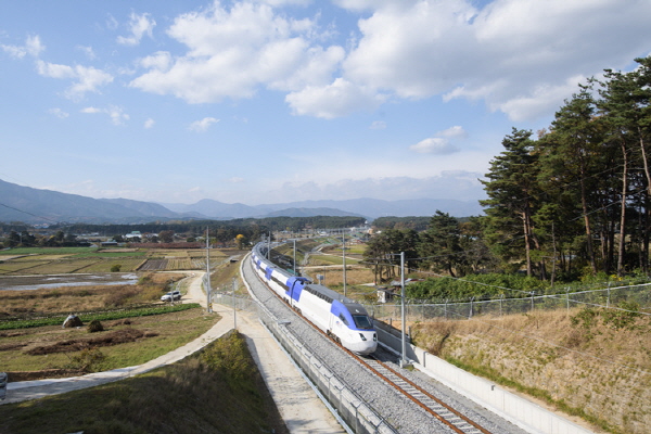 국토부는 철도안전법 위반 사안에 대해 한국철도공사에 과징금 18억원을 부과한다고 밝혔다.