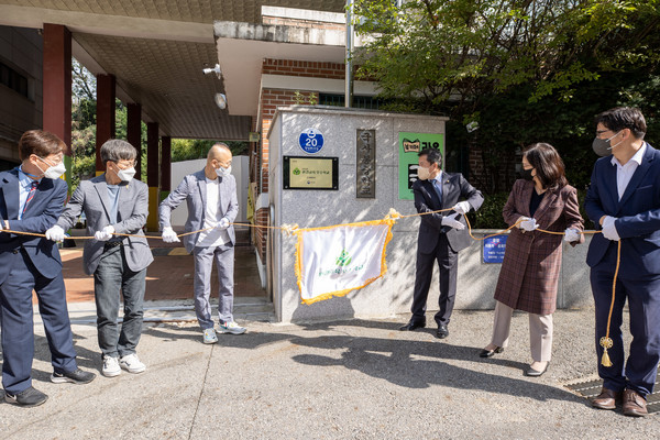 유제철 환경부차관(오른쪽 세번째)이 2022년 환경교육 우수학교로 선정된 서울 동작구 소재 국사봉중학교를 방문해 학교 관계자들과 함께 환경교육 우수학교 현판 제막을 하고 있다. /사진=환경부