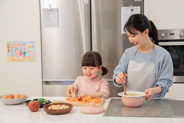 소비자의 힘은 지갑에서 나오고 일상에서의 변화는 대부분 주방에서 시작된다. 주방을 친환경적으로 쓰다보면 쓰레기 감소는 물론, 에너지 소비도 줄일 수 있다.