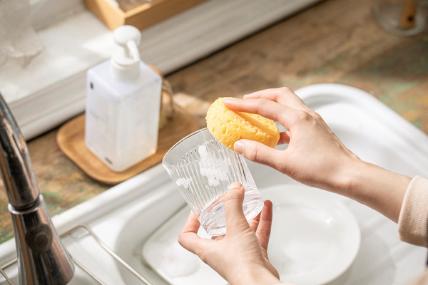 설거지에서도 수세미부터 세제까지 재생가능한 제품을 사용하면, 알게 모르게 건강에 악영향을 미치던 부분들을 제거할 수 있다.