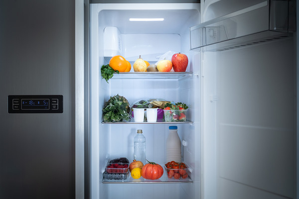 주방의 필수품이지만 에너지 소비가 많은 냉장고의 에너지 소모를 절약하기 위해선, 가전 제품의 위치 선정과 적정 온도 유지가 많은 도움이 된다.