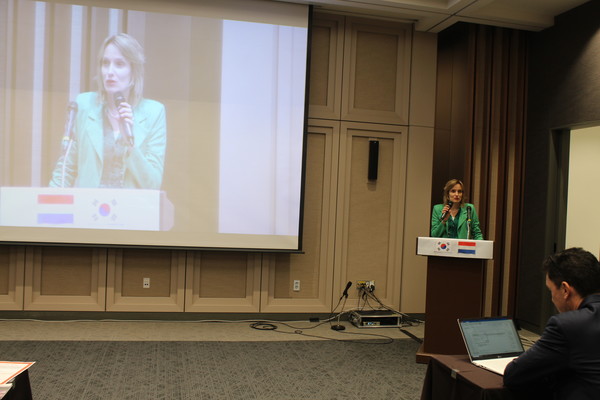  서울 강남구 코엑스에서 2월2일 개최된 ‘네덜란드 테크 세미나’에서 에바 위트만 주한 네덜란드 대사관 부대사는 "지난 20년간 네덜란드와 대한민국은 반도체 산업 분야에서 좋은 파트너 관계를 유지해 왔다"며 "네덜란드의 한국 수출품목 1위는 반도체 장비로 기후위기 시대 지속가능한 무역관계를 이어가기 위해서는 양국이 기존의 통상관계를 넘어 새로운 단계의 협력을 만들어가야 할 때"라고 말했다.