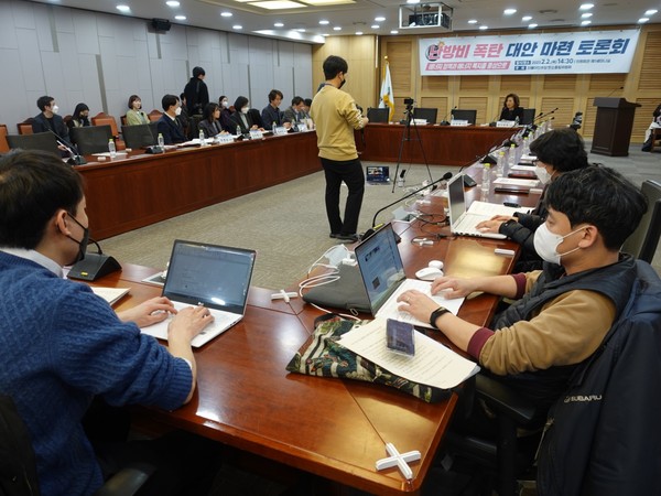 높아진 가스 및 전기 에너지 가격에 따라 불거진 난방비 폭탄의 문제점 대안 마련을 위한 논의의 장이 국회의원회관에서 열렸다. /사진=김인성 기자