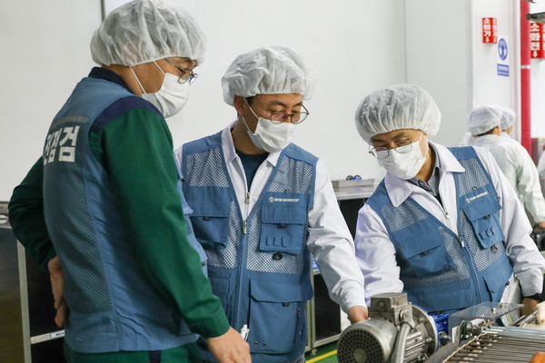 6일 파리크라상 성남 공장에서 안전 점검의 날을 맞아 근로자들이 노사합동점검을 진행하고 있다./사진제공=SPC