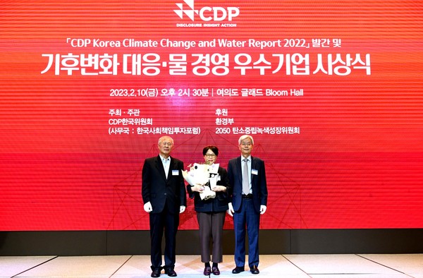 SK에코플랜트는 지난 10일 CDP(탄소정보공개프로젝트) 한국위원회가 주관하는 ‘2022년 기후변화 대응 및 물 경영 우수기업’ 시상식에서 2년 연속 탄소경영 특별상을 수상하며, 환경사업과 더불어 ESG 경영 성과를 인정받았다고 밝혔다. 이성녀 SK에코플랜트 ESG추진 담당임원(사진 가운데)이 서울 글래드호텔 여의도에서 열린 시상식에서 수상 후 기념촬영을 하는 모습. /사진제공=SK에코플랜트