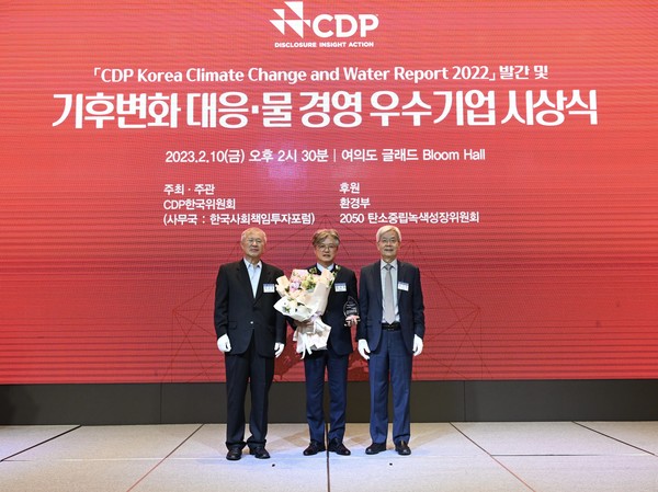 CDP 기후변화대응 우수기업 시상식 관련 사진(좌측부터 양춘승 CDP 한국위원회 부위원장, 임태형 한난 탄소중립본부장, 장지인 CDP 한국위원회 위원장./사진제공=한국지역난방공사