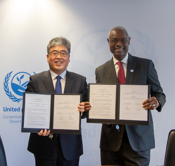 산림청은 2월10일 독일에서 유엔사막화방지협약(UNCCD)과 창원이니셔티브 실행력 강화를 위한 업무협약을 체결했다. /사진제공=산림청
