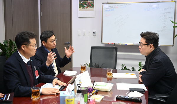 오후석 경기도 행정2부지사가 지난 13일 국회를 방문하여 경기북부 지역 국회의원과 경기북부특별자치도 추진에 대한 국회 차원의 적극적인 협조를 요청하고 있다 /사진제공=경기도